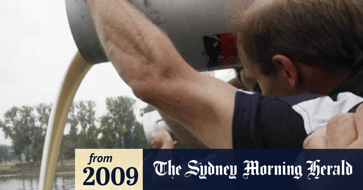 Video Farmers dump milk into the Rhine